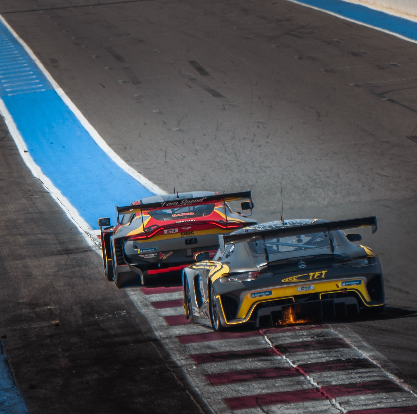 Aston Martin et Mercedes-AMG GT3 en lutte, flammes à l'échappement